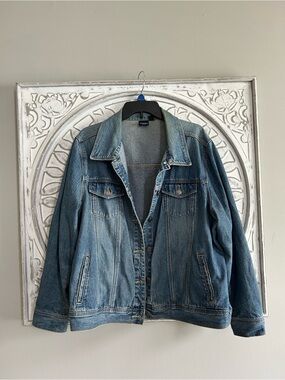 Classic Light Blue Denim Jean Jacket - Women's Relaxed Fit